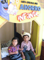 (Fotografía de la FENACOAC) Las cuentas infantiles en ocasiones son “el gancho” para hacer que los receptores de remesas ingresen a la cooperativa de ahorro y crédito.