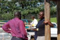 Susan Nduati, especialista en marketing de WOCCU-USDA, Kenya habla con su colega John Inganga, en la finca de Finlays en Kericho, Kenya. Susan ha trajado con John y con el resto del grupo agrícola de WOCCU identificando cosechas apropiadas, y mercadeo para los granjeros, grupos de ayuda y gente que viven con VIH/sida.