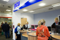 La cooperativa Pollok Credit Union en Glasgow, Escocia, se asoció con una oficina de correos local, ofreciendo la comodidad de servicios combinados. El gerente de la cooperativa es el jefe de correos local, y los empleados de ambas organizaciones se están cruzadas capacitados para servir mejor a los socios y clientes.