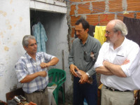 Juan Manuel Sánchez demuestra a Óscar de León y Brian Branch el proceso de fabricación de huaraches.