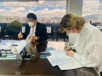 EIP Director Oscar Guzmán and SEPS Supt. Margarita Hernández sign the agreement