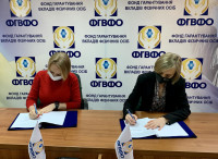 CAP Project Chief of Party Ewa Sierzynska (right) signs the MOC with Svitlana Rekrut, Managing Director of the DGF