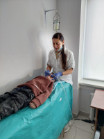 Svitlana Yakivyuk treating a child patient with her new equipment